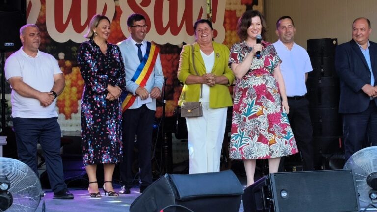 FOTO, VIDEO Adina Ciomaga, la Ziua Comunei Hoceni: ”Veșnicia s-a născut la sat. Viacons Rutier s-a născut aici, la Hoceni”