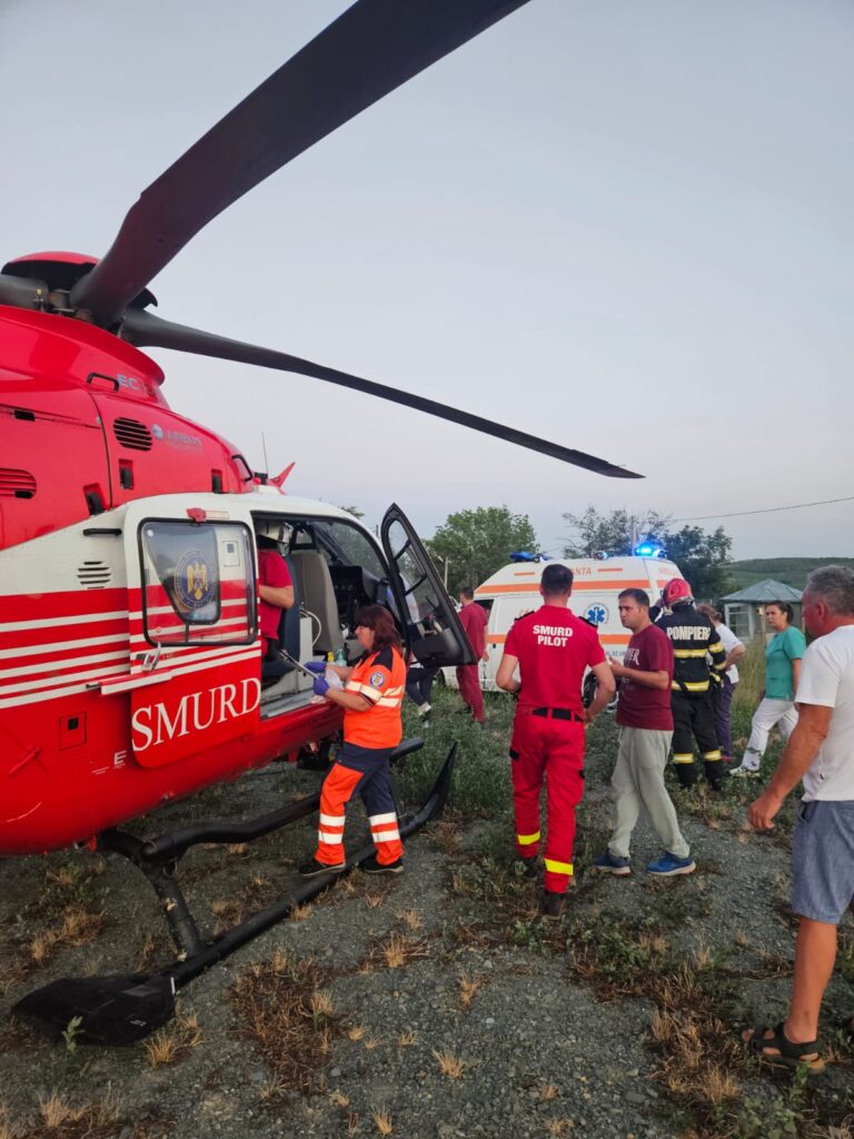 UPDATE 3: Copilul rănit grav a fost preluat de un elicopter SMURD venit de la Galați