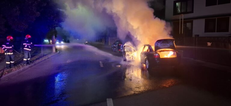 VIDEO Mașină distrusă de incendiu, pe strada Constantin Hamangiu, la Bârlad