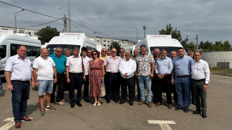 Elevii din șase comune vasluiene vor merge în noul an școlar cu microbuze electrice de ultimă generație