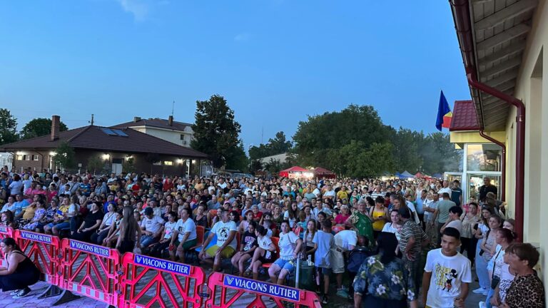 Valea Prutului râde, cântă și dansează, la Ziua Comunei Vetrișoaia! Pavel Stratan, Andrei Ursu, Adriana Ochișanu vor încânta miile de spectatori