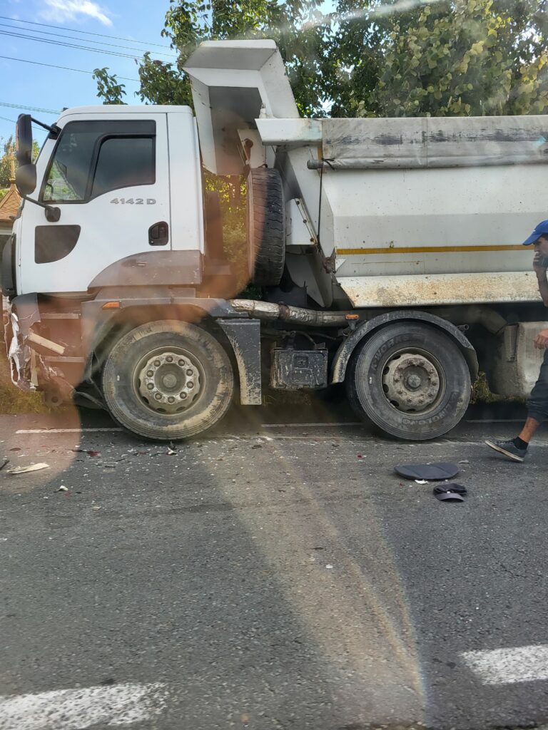 VIDEO Accident la Muntenii de Jos, mai multe autovehicule au fost avariate
