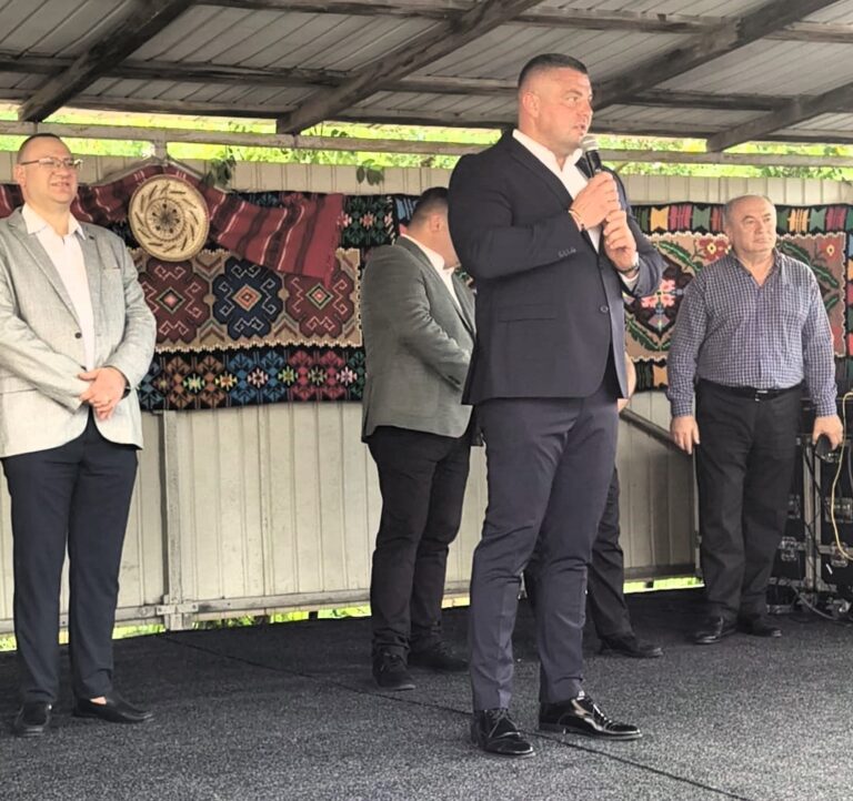 VIDEO Prefectul Eduard Popica, în mijlocul sătenilor din Gârceni: ”Veți avea tot sprijinul meu, pentru proiectele comunei”