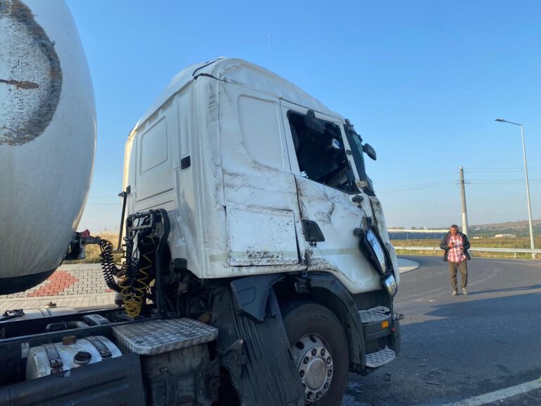 VIDEO, FOTO Coșmarul șoferilor de pe DE 581, la final. Cisterna răsturnată în sensul giratoriu a fost pusă pe roți