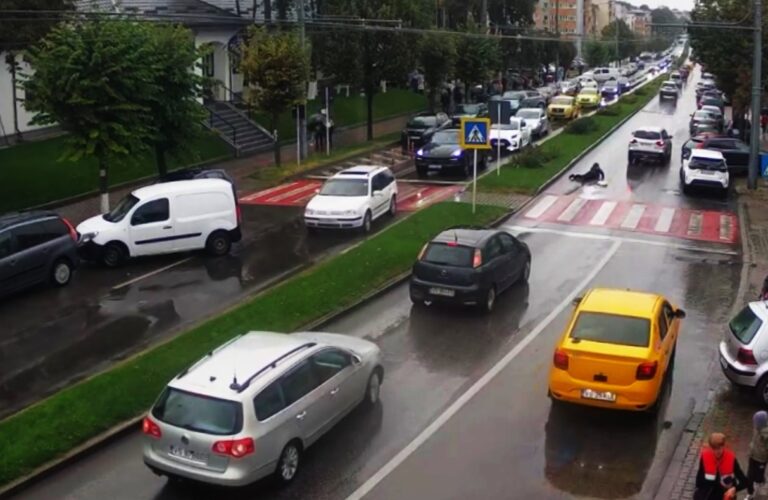 Accident pe strada Ștefan cel Mare, la Vaslui. Pieton călcat cu mașina (VIDEO)
