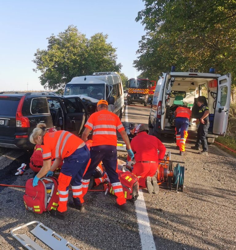 Accident CUMPLIT la Botoșani. Mai multe persoane au murit, sunt zeci de victime