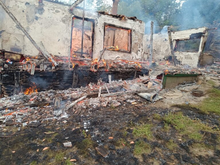 Casă făcută scrum, la Fâstâci, comuna Cozmești! GALERIE FOTO