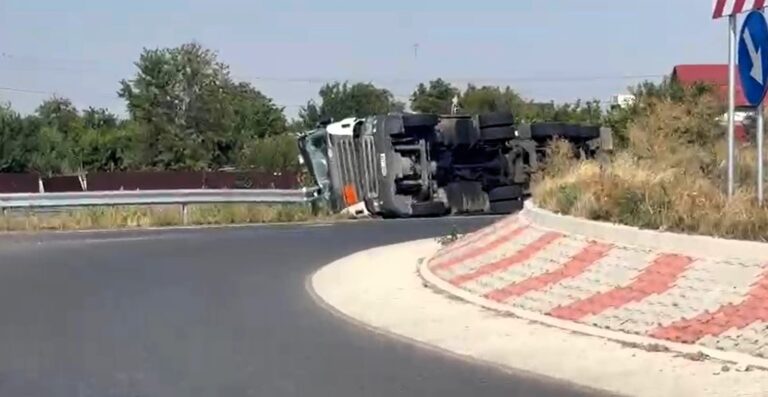 UPDATE 20.00: A dispărut pericolul de explozie, la TIR-ul răsturnat la Simila. GPL-ul va fi transvazat în altă cisternă