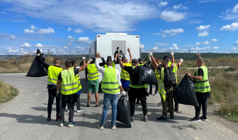 Deținuții vasluieni au colectat 110 saci cu deșeuri, în municipiul reședință