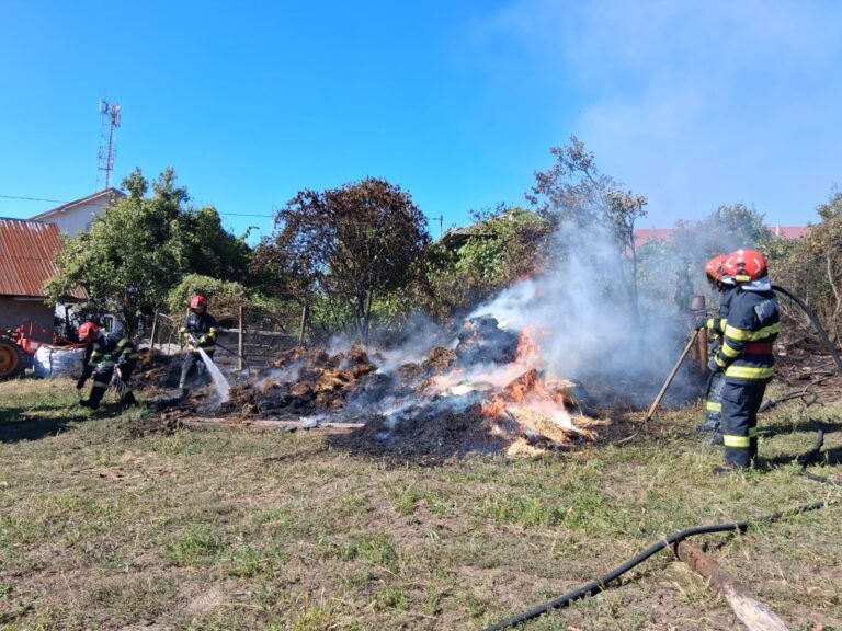 Incendiu la Târzii, au ars tone de lucernă și paie. Ce au descoperit pompierii hușeni