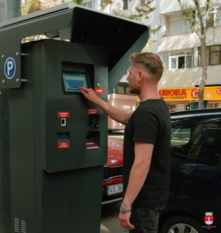 De mâine, 1 octombrie, este funcțional sistemul de parcări cu plată, anunță Primăria Vaslui