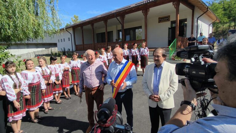 FOTO, VIDEO Sătenii din Ivănești, Pădureni, au primit un frumos cadou din partea managerului general Viacons Rutier, Ing. Ioan Ciomaga