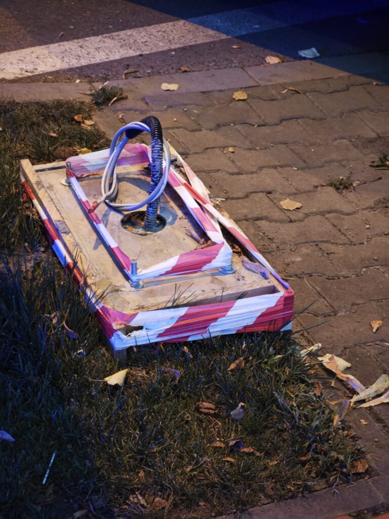 Centrul Vasluiului este plin de capcane mortale! Micuțul Răzvan Andrei a plătit pentru inconștiența altora