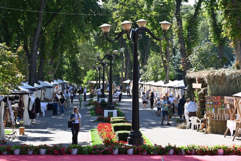 Poftiți la Târgul Meșterilor Populari, deschis în Parcul Copou, din Vaslui!