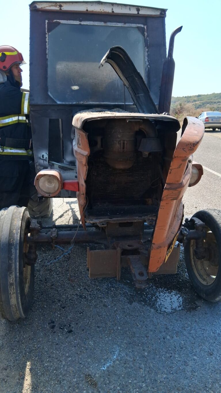UPDATE Un tractoraș care tracta o căruță de lemne s-a aprins în mers