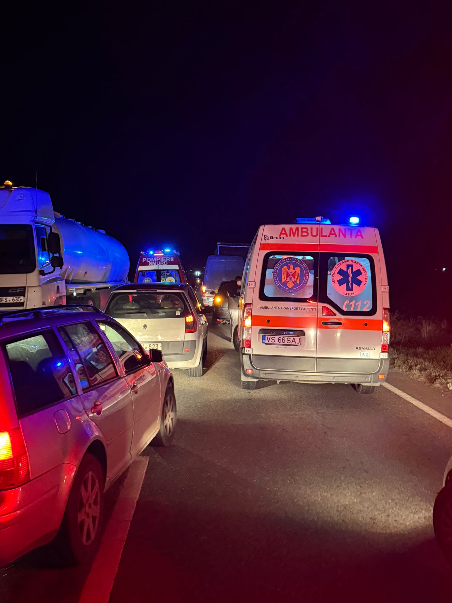 FOTO, VIDEO Accident la Sălcioara, pe DE 581. Un șofer turc de TIR a lovit un grup de pietoni din Nepal 4 IMG 20251026 WA0046