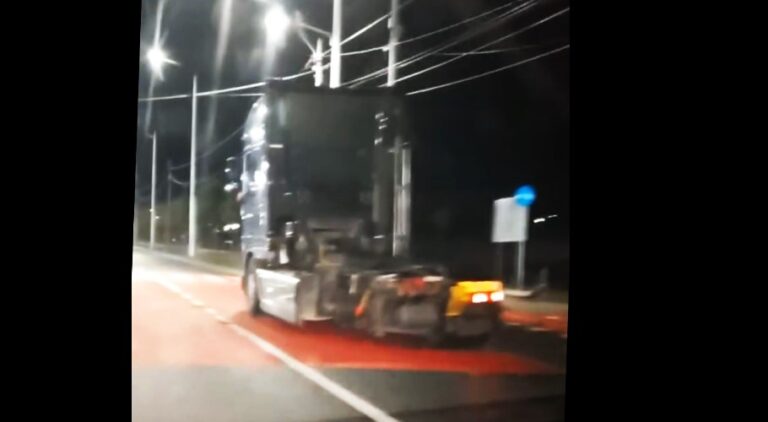 VIDEO Inconștiență: TIR filmat la Vaslui, fără roți, numere de înmatriculare și fără semnalizare!