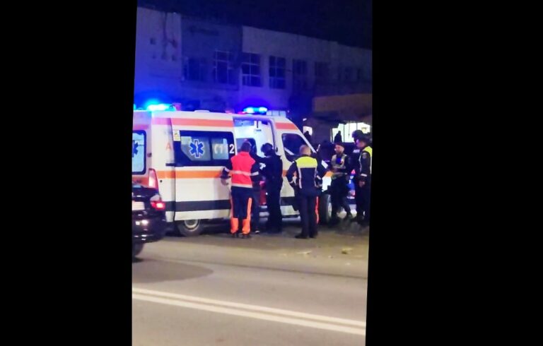 Bătaie în Piața Traian, la Vaslui, Au ajuns ambulanțe și mascații de la IPJ (VIDEO)