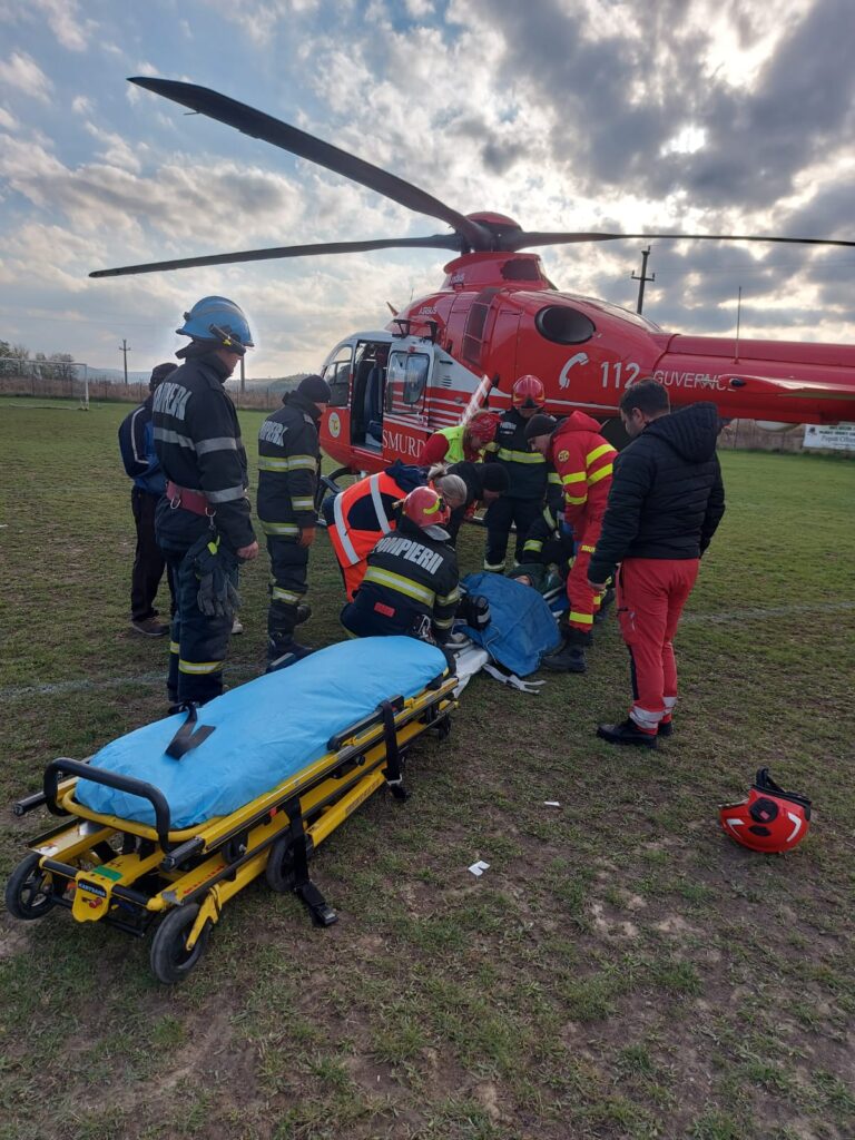 FOTO, VIDEO Copil în stare gravă, după ce a fost călcat de o mașină, la Tătărăni. A fost preluat de elicopterul SMURD