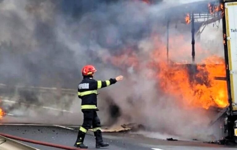 Incendiu la Dobrina, TIR încărcat cu materiale de construcții