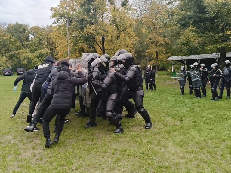 Jandarmii vasluieni s-au bătut cu suporterii violenți. Exercițiu la stadion și în pădurea Paiu