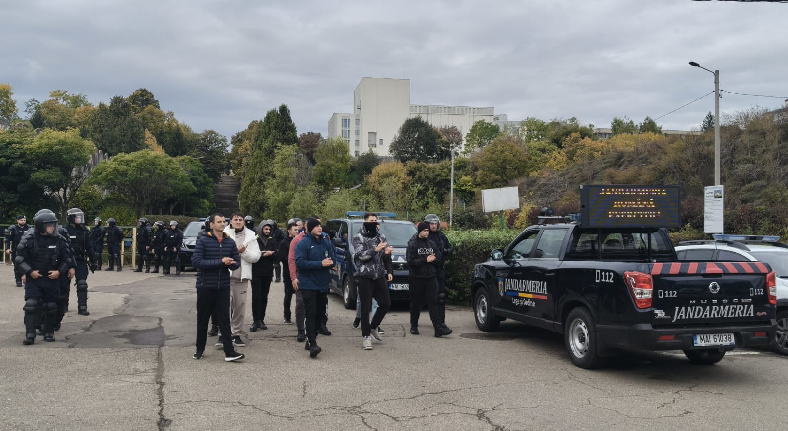 Jandarmii vasluieni s-au bătut cu suporterii violenți. Exercițiu la stadion și în pădurea Paiu 1 jandarmi exercitiu paiu141