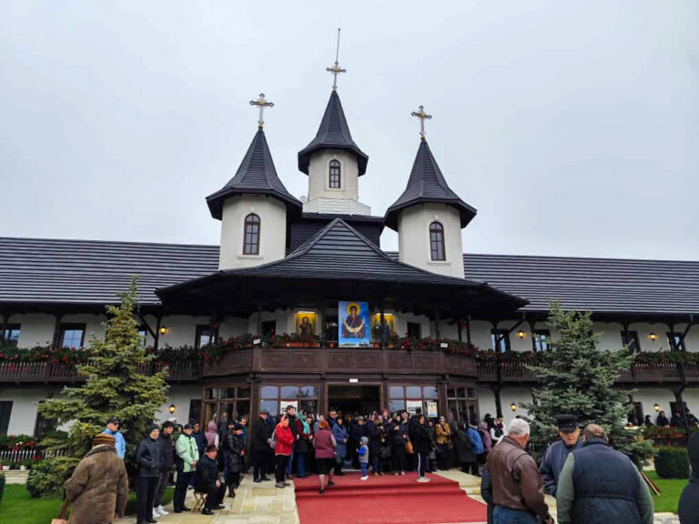 Sărbătoare la Mănăstirea Mălinești. Episcopul Hușilor a oficiat Sfânta Liturghie