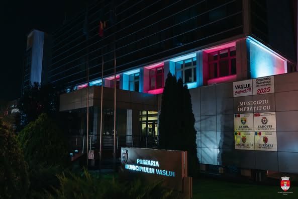 Miercuri seara, Primăria Vaslui a fost iluminată în roz și bleu, în memoria copiilor pierduți la naștere