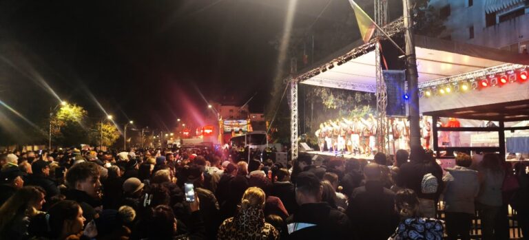 GALERIE FOTO Peste 2.000 de hușeni au petrecut, duminică seara, la finele ”Toamnei Culturale Hușene”. Viacons Rutier, sponsor al concertului