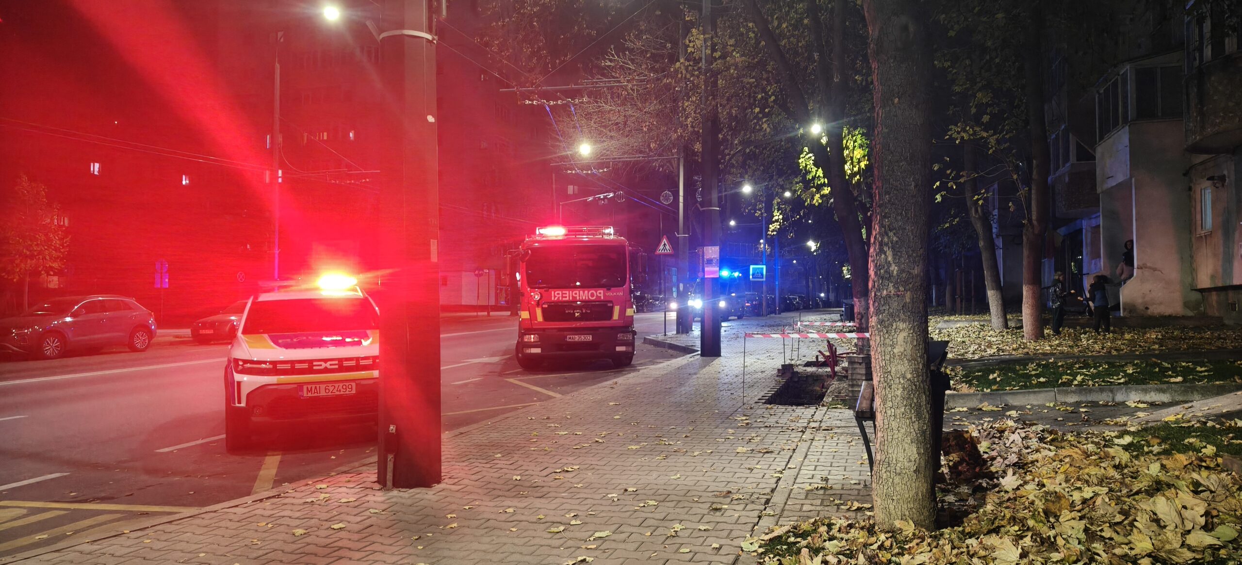 FOTO, VIDEO Intervenție pe strada Traian, la Vaslui, persoană blocată în casă 2 IMG20251101195808 01 scaled