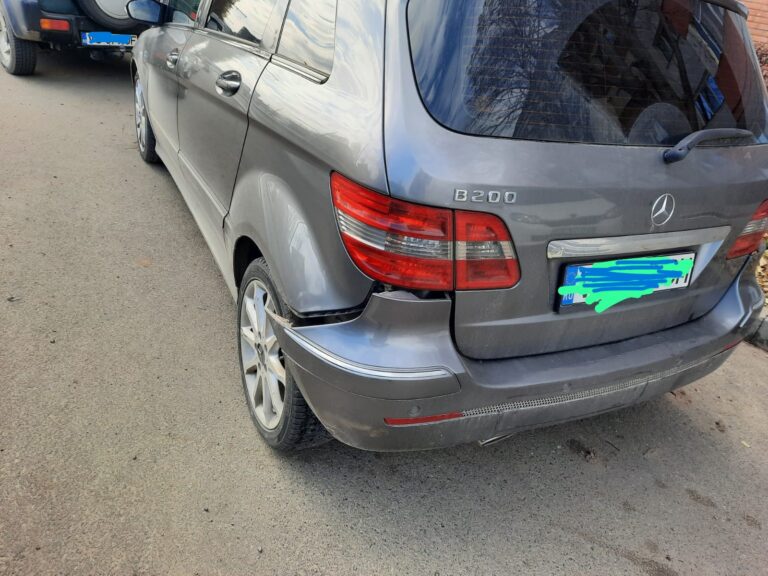 Accident fără victime, în cartierul 13 Decembrie, trei autoturisme s-au ciocnit
