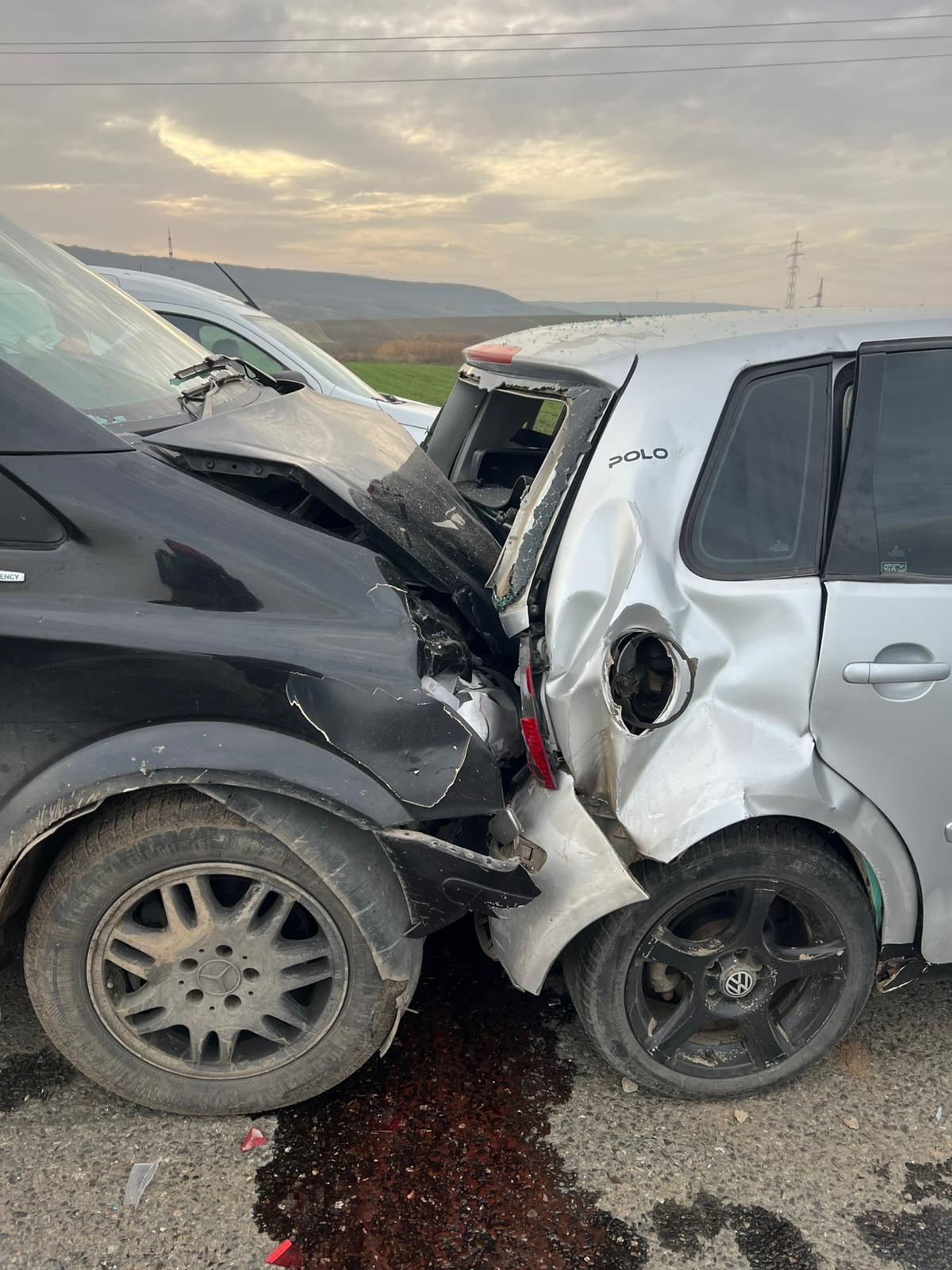 UPDATE ACCIDENT ȘAPTE CASE Bilanț ISU: Patru mașini implicate, cu 11 persoane, dintre care 6 au solicitat îngrijiri medicale 1 accident 7 case 44