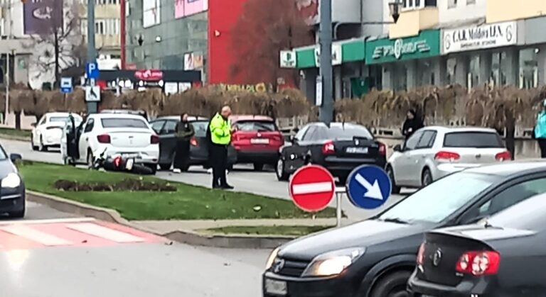 Accident între un scuter și un autoturism, în zona Independența, la Vaslui
