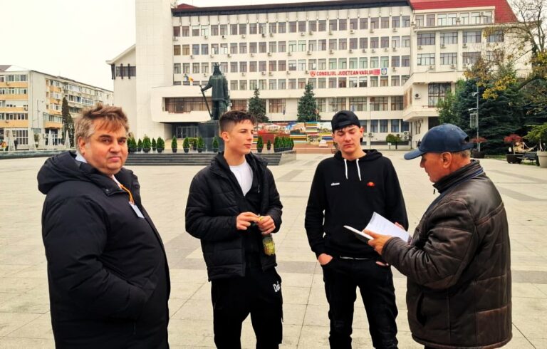 Consilierii locali AUR Vaslui au ieșit în centrul orașului, la discuții cu vasluienii