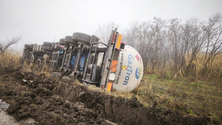 Un TIR din Ucraina, încărcat cu 19 tone de GPL, s-a răsturnat pe DN 26, la Blăgești