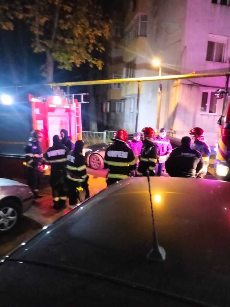UPDATE: Incendiul a izbucnit în apartamentul unui pensionar în vârstă de 80 de ani, de la Bl. 38