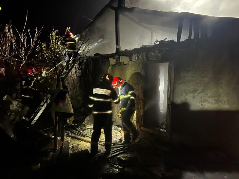 Persoană găsită carbonizată într-un incendiu, la Perieni