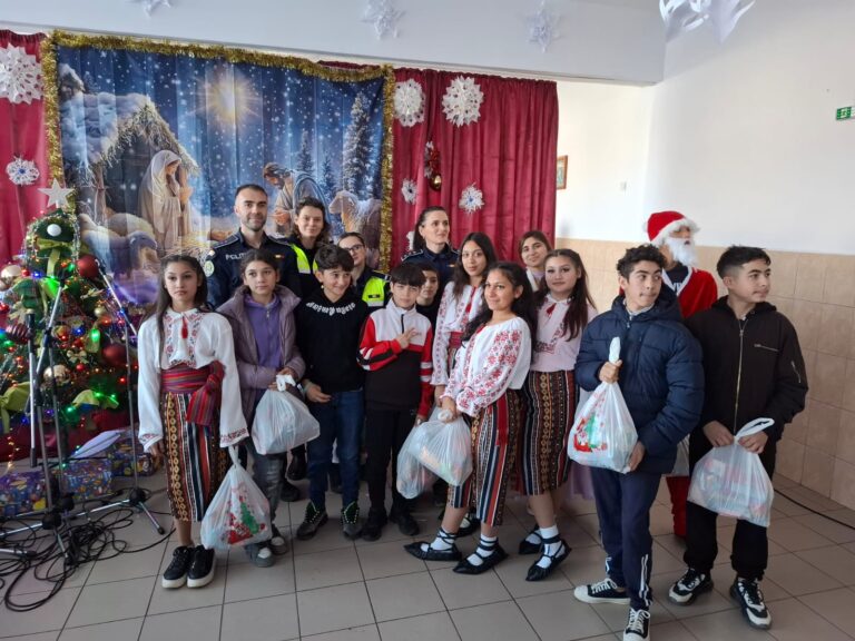 Polițiștii vasluieni au dus cadouri de Moș Crăciun la Centrul din Negrești