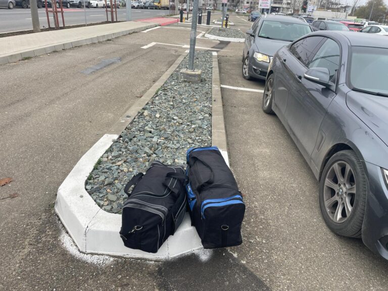 Două genți voluminoase au fost uitate la Centrul de Afaceri Vaslui