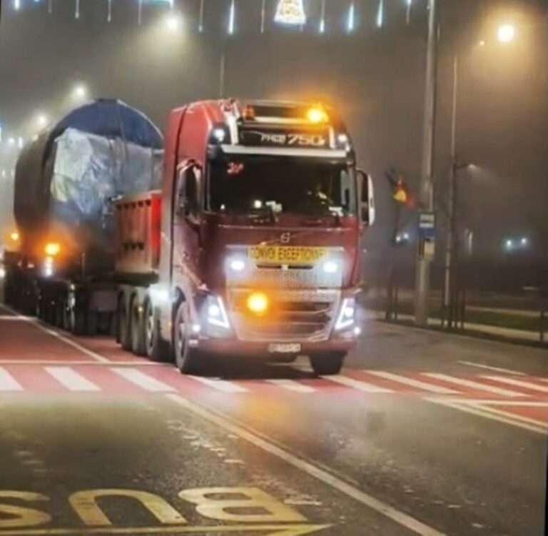 VIDEO Un convoi agabaritic a străbătut, duminică dimineață, municipiul Vaslui. Au ajuns echipamentele de ultimă generație pentru noua fabrică de la Chițcani, a Holdingului Familia SAFIR