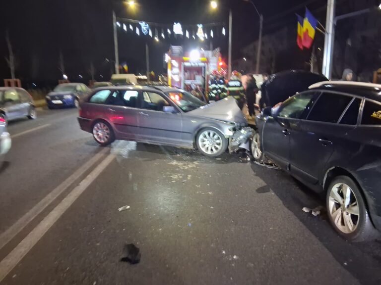 Accident, noaptea trecută, pe varianta Vasluiului. Mașini distruse, o persoană a ajuns la spital