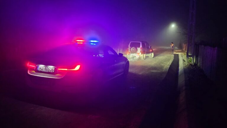 UPDATE Accident Pârvești: Un bărbat beat, căzut pe stradă, a fost călcat de o mașină de teren