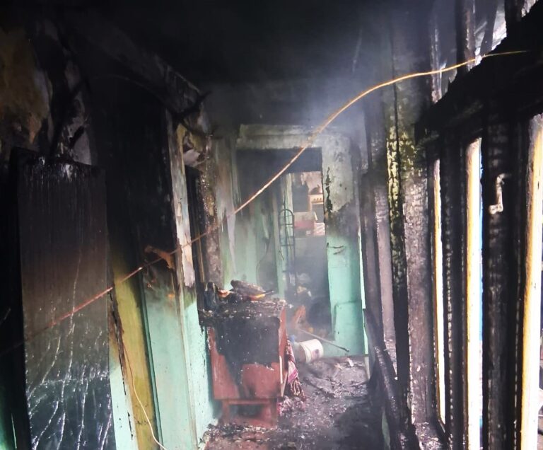 Pericol de explozie, la Negrești, casă în flăcări. O femeie a ajuns la spital