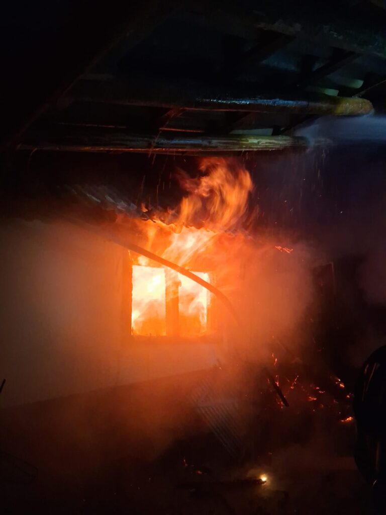 Noapte de foc pentru pompierii negreșteni. Case distruse de flăcări la Todirești