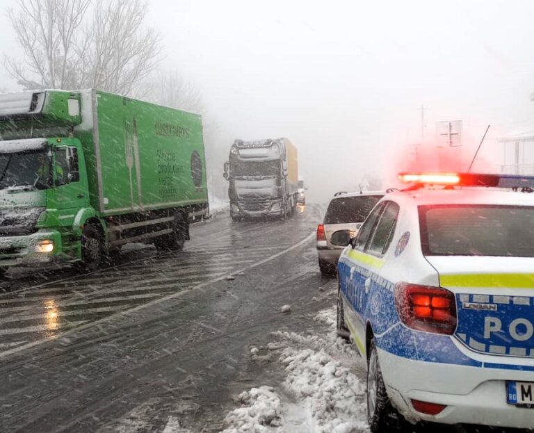Polițiștii vasluieni avertizează: urmează perioade cu ninsori, pregătiți mașinile pentru iarnă!