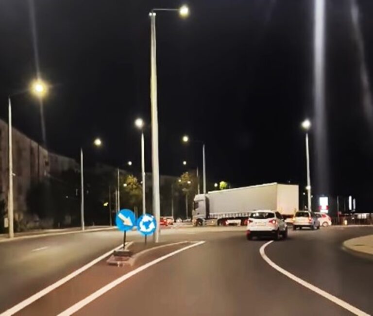 Cinci mașini s-au ciocnit în sensul giratoriu de la Kaufland Vaslui