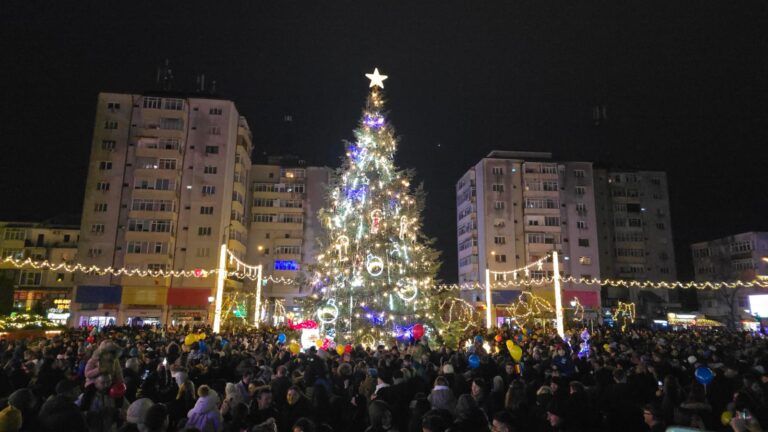 Așa arată centrul Vasluiului, cu luminițele de Sărbători (FOTO)