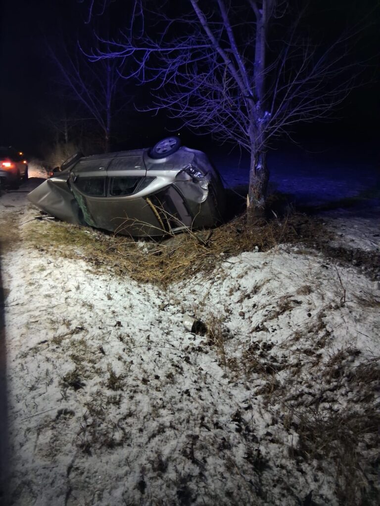 Accident la Giurcani, noaptea trecută. O victimă este inconștientă