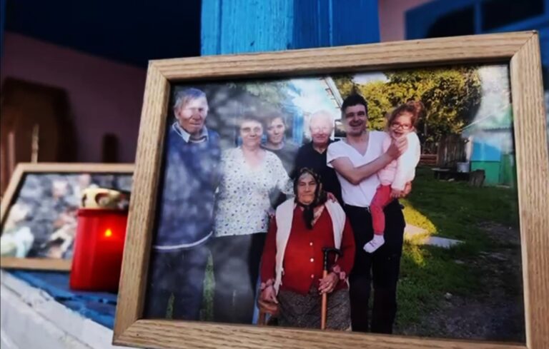 Mirabela Grădinaru o conduce pe bunica Tița pe ultimul drum, sâmbătă, la Zăpodeni