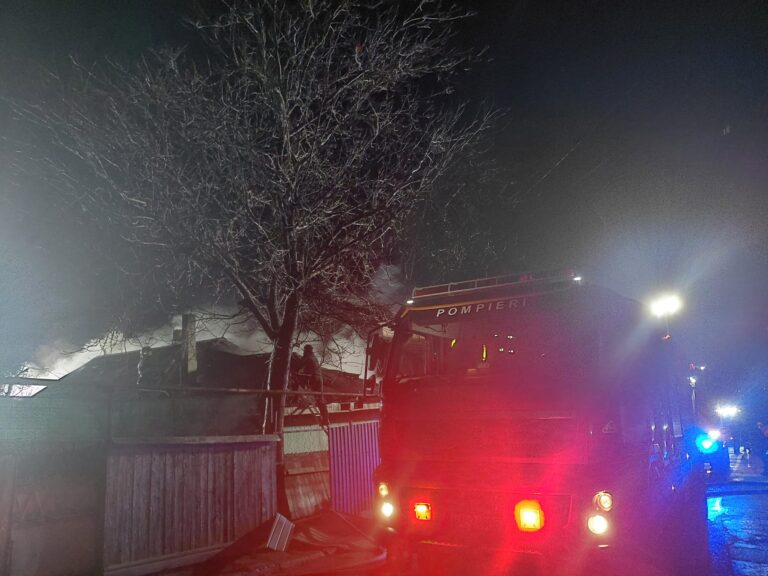 ȘTIREA NOPȚII Flăcări mari la Bârlad, incendiu de proporții în zona cimitirului Eternitatea. O persoană a ajuns la spital
